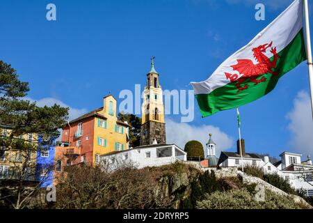 Walisische Flagge im Dorf Portmeirion in Nordwales. Das Dorf wurde von Sir Clough Williams-Ellis entworfen und gebaut. Stockfoto