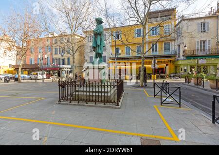 Arles, Frankreich - 29. Januar 2016: Denkmal Frederic Mistral am Place du Forum in Arles, Frankreich. Stockfoto