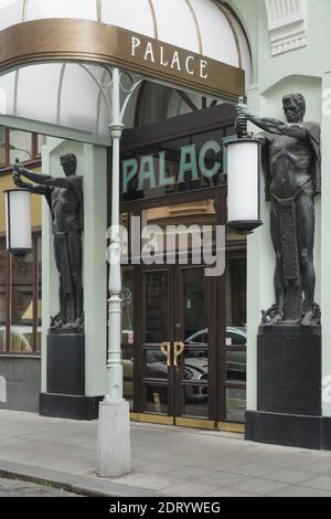 Haupteingang zum Hotel Palace in der Panská Straße in Nové Město (Neustadt) in Prag, Tschechische Republik. Das Jugendstilgebäude des tschechischen Architekten Jiří Justich wurde von 1903 bis 1909 vom tschechischen Baumeister František Buldra fertiggestellt. Zwei Statuen der Lichtträger, die den Haupteingang flankierten, wurden vom tschechischen Bildhauer Antonín Mára entworfen. Stockfoto