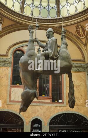 Umstrittene Statue des tschechischen Bildhauers David Černý offiziell als Pferd (Kůň) in der Lucerna-Passage (Pasáž Lucerna) in Nové Město (Neustadt) in Prag, Tschechische Republik. St. Wenzel ist dargestellt Reiten eines toten Pferdes. Die Statue wurde zum ersten Mal im Jahre 1999 auf dem Wenzelsplatz (Václavské náměstí) präsentiert, in Konfrontation mit dem berühmten Denkmal des heiligen Wenzel (Pomník svatého Václava) von tschechischen Bildhauer Josef Václav Myslbek entworfen. Stockfoto