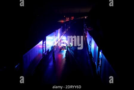 Mitglieder der Küstenwache, die gestrandeten Fahrern geholfen haben, zwischen den auf der M20 in Kent geparkten LKW-Linien, nachdem der Hafen von Dover nach der Ankündigung der französischen Regierung geschlossen wurde, keine Passagiere aus dem Vereinigten Königreich zu akzeptieren. Frankreich scheint ein Verbot für Spediteure über den Kanal zu beenden, das aufgrund der Befürchtungen über die Ausbreitung des neuen Coronavirus-Stammes verhängt wurde. Stockfoto