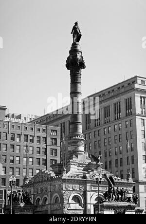 Vertikale Graustufenaufnahme des Soldaten- und Matrosendenkmals, Cleveland Stockfoto