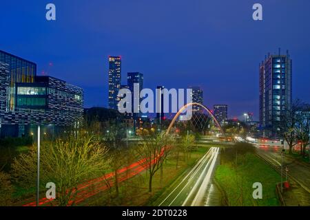 Moderne Skyline von Manchester aus dem Jahr 2021 von Süden mit Hulme Arch und einem Teil der Manchester Metropolitan University auf der linken Seite. Stockfoto