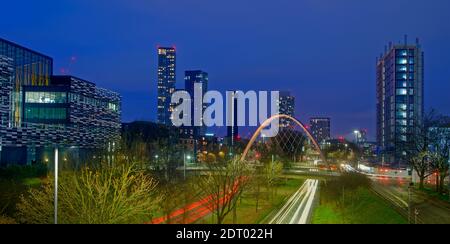 Moderne Skyline von Manchester aus dem Jahr 2021 von Süden mit Hulme Arch und einem Teil der Manchester Metropolitan University auf der linken Seite. Stockfoto