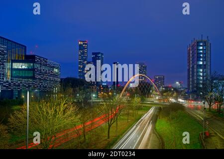 Moderne Skyline von Manchester aus dem Jahr 2021 von Süden mit Hulme Arch und einem Teil der Manchester Metropolitan University auf der linken Seite. Stockfoto