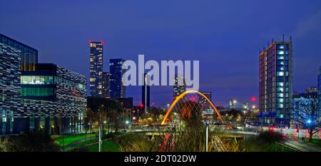 Moderne Skyline von Manchester aus dem Jahr 2021 von Süden mit Hulme Arch und einem Teil der Manchester Metropolitan University auf der linken Seite. Stockfoto