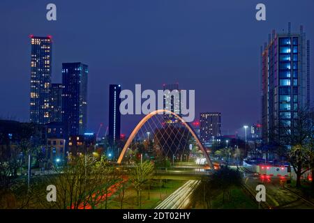 Moderne Skyline von Süden aus mit 2021m mit Hulme Arch und Princess Road-Zugang vom Süden und Manchester Airport. Stockfoto