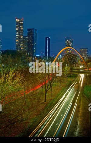 Moderne Skyline von Süden aus mit 2021m mit Hulme Arch und Princess Road-Zugang vom Süden und Manchester Airport. Stockfoto