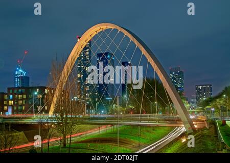 Moderne Skyline von Süden aus mit 2021m mit Hulme Arch und Princess Road-Zugang vom Süden und Manchester Airport. Stockfoto