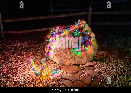 Weihnachtsbaumlichter auf einem alten Anker in der Nacht Stockfoto