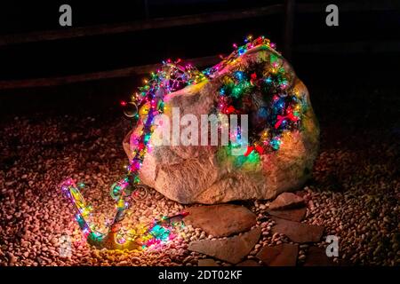 Weihnachtsbaumlichter auf einem alten Anker in der Nacht Stockfoto