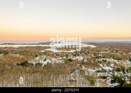 Luftaufnahme von Shelter Island mit Schnee auf dem Boden Stockfoto