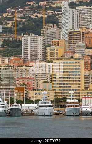 Monaco - 2. Februar 2016: Luxusyachten im Hafen von Hercule Winter in Monaco. Stockfoto