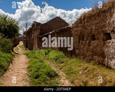 Maras, Peru 20. Mai 2016: Straße in Moras. Die Häuser der armen Landbevölkerung bestehen aus lokalen Materialien, mit Böden aus verpackter Erde, Wänden von adobe und da Stockfoto