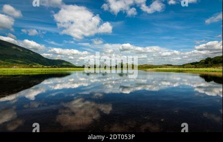 Landschaft des Killarney National Park, dramatischer Himmel, grüne Berge und Wald mit See, Ring of Kerry in der Nähe der Stadt Killarney, Grafschaft Kerry in Irland Stockfoto