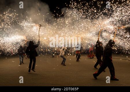 Die Correfocs sind ein typisch katalanisches Fest, bei dem Drachen mit Feuerwerk durch die Straßen tanzen. Stockfoto