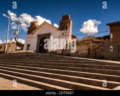 Maras, Peru 20. Mai 2016: Straße in Moras. Die Häuser der armen Landbevölkerung bestehen aus lokalen Materialien, mit Böden aus verpackter Erde, Wänden von adobe und da Stockfoto