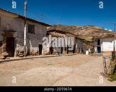 Maras, Peru 20. Mai 2016: Straße in Moras. Die Häuser der armen Landbevölkerung bestehen aus lokalen Materialien, mit Böden aus verpackter Erde, Wänden von adobe und da Stockfoto