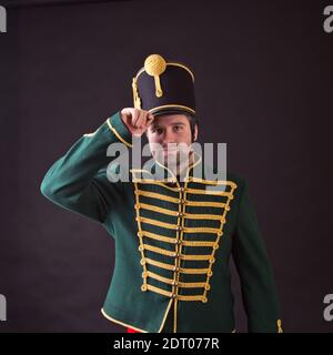 ungarische Husar posiert im Studio Stockfoto