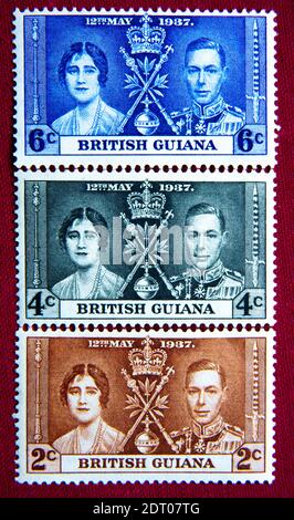 Drei ungebrauchte Briefmarken aus Britisch-Guayana, datiert vom 12. Mai 1937, für die Krönung von König Georg VI. Und Elisabeth; Wert 2, 4 und 6 Cent Stockfoto