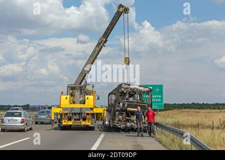 Belgrad, Serbien - Juni 03, 2018: Gebrannte Trainer Bus Unterstützung bei der Wiederherstellung an der Landstraße in der Nähe von Belgrad, Serbien. Stockfoto