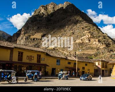 Ollantaytambo, Peru - 20. Mai 2016: Viele Touristen Autos auf dem Hauptplatz in Ollantaytambo, eine Straße zu den Schätzen der Inkas. Blick auf die Anden Stockfoto