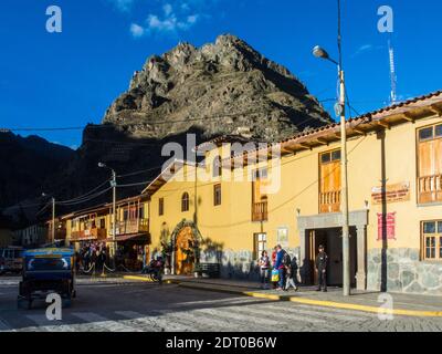 Ollantaytambo, Peru - 20. Mai 2016: Gelbe Gebäude entlang der Straße in Ollantaytambo, Straße zu den Schätzen der Inkas. Blick auf die Anden. Süd A Stockfoto