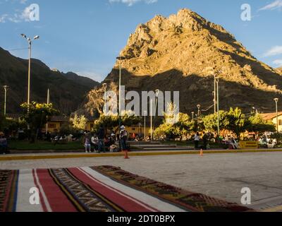 Ollantaytambo, Peru - 20. Mai 2016: Tische mit bunten peruanischen Tischdecken vor dem Restaurant auf der Straße in Ollantaytambo, Weg zum Eingang Stockfoto