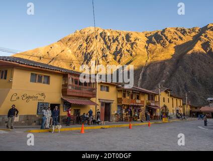 Ollantaytambo, Peru - 20. Mai 2016: Hauptplatz in Ollantaytambo, einer Stadt an der Straße zu den Schätzen von Inca mit Blick auf die Anden. Stockfoto