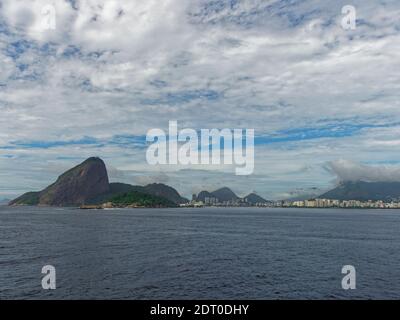 Der Copacabana-Strand, das Fort und der dramatische Berg Pedra da Gavea, von einem Schiff aus gesehen, das in den alten Hafen von Rio fährt. Stockfoto