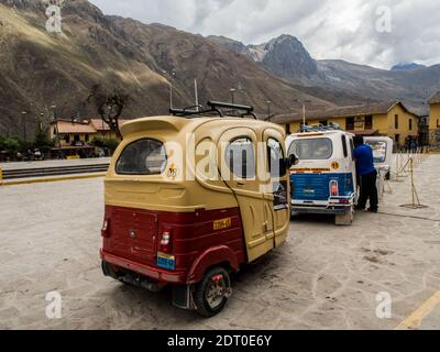 Ollantaytambo, Peru - 20. Mai 2016: Viele Touristen Autos auf dem Hauptplatz in Ollantaytambo, eine Straße zu den Schätzen der Inkas. Blick auf die Anden Stockfoto