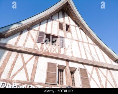 Familienattraktionen - Dubai Parks und Resorts - Riverland French Dorfpark Stockfoto