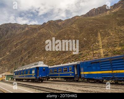 Ollantaytambo, Peru - 21. Mai 2016: PeruRail Bahnhof in Ollantaytambo mit Blick auf die Anden. Letzter Teil der Straße nach Machu Stockfoto