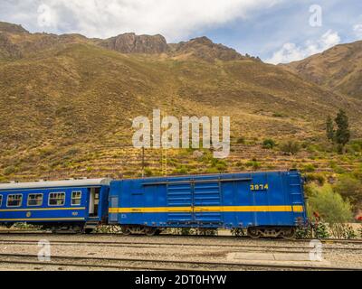 Ollantaytambo, Peru - 21. Mai 2016: PeruRail Bahnhof in Ollantaytambo mit Blick auf die Anden. Letzter Teil der Straße nach Machu Stockfoto