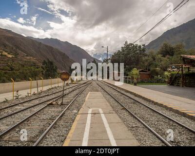 Ollantaytambo, Peru - 21. Mai 2016: PeruRail Bahnhof in Ollantaytambo mit Blick auf die Anden. Letzter Teil der Straße nach Machu Stockfoto