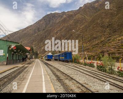 Ollantaytambo, Peru - 21. Mai 2016: PeruRail Bahnhof in Ollantaytambo mit Blick auf die Anden. Letzter Teil der Straße nach Machu Stockfoto