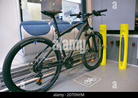 Mailand, Lombardia, Italien - 10-03-2019-Expoferroviaria Messe-Bereich für den Fahrradtransport auf einem Eisenbahnwaggon Stockfoto