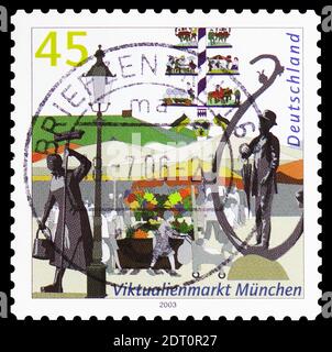 MOSKAU, RUSSLAND - 23. FEBRUAR 2019: Eine in Deutschland gedruckte Briefmarke zeigt Viktualienmarkt, München, Bilder deutscher Städte Serie, um 2003 Stockfoto