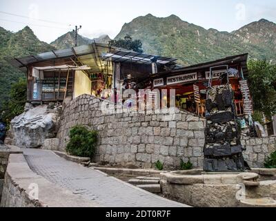 Agua Calientes, Peru - 21. Mai 2016: Restaurant in Agua Calientes und Wodok auf den Berggipfeln von Machu Picchu versteckt hoch in den Bergen Stockfoto