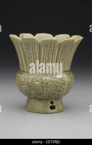 Blattvase, 11.–Anfang 12. Jahrhundert, Steinzeug mit geschnitzter Dekoration unter grüner Glasur (Yaozhou Ware), 5 1/4 × 2 7/8 Zoll (13.3 × 7.3 cm), China, Chinesisch, Nördliche Song-Dynastie (960–1126), Behälter - Keramik Stockfoto