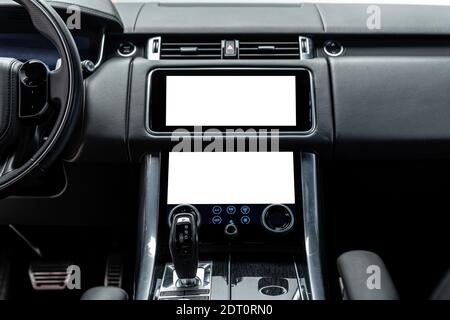 Luxus-Innenraum mit isolierten leeren Bildschirm Multimedia und Navigation Bildschirme Stockfoto