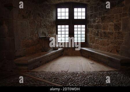 Aussichtsplattform in der Festung. Großes Fenster und Steinsitz. Stockfoto