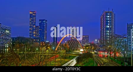 Moderne Skyline von Manchester aus dem Jahr 2021 von Süden mit Hulme Arch und einem Teil der Manchester Metropolitan University auf der linken Seite. Stockfoto