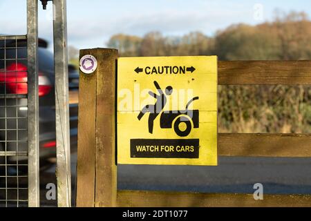 Handbemalt Achtung Wache Autos auf der West Highland Way und John Muir Way Radroute an der A81 Road, Dumgoyne, Stirlingshire, Schottland Stockfoto