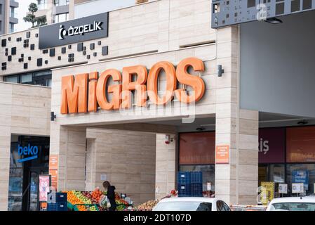 Ankara / Türkei - 20. Dezember 2020, Migros Lebensmitteleinzelhandelskette ist eine der größten Supermarktketten der Türkei. Stockfoto