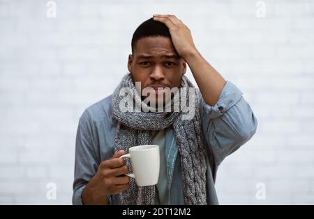 Afrikanischer Mann Mit Kopfschmerzen Und Fieber Über Der Weißen Wand Stehen Stockfoto