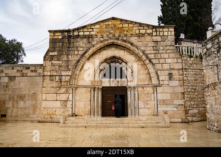 Jerusalem, Israel - 17. Dezember 2020: Fassade aus dem 12. Jahrhundert der Kirche des Grabes der Jungfrau Maria in Jerusalem. Stockfoto