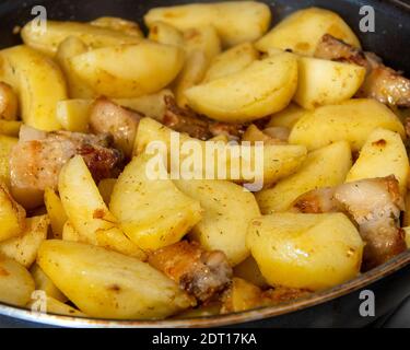 Bratkartoffeln in einer Pfanne mit Gewürzen zu Hause gekocht Stockfoto