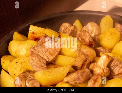 Bratkartoffeln in einer Pfanne mit Gewürzen zu Hause gekocht Stockfoto