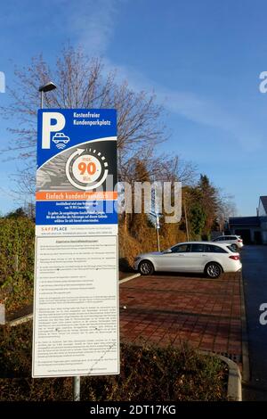 Kostenloser Kundenparkplatz bei Lidl in Berlin Stockfoto